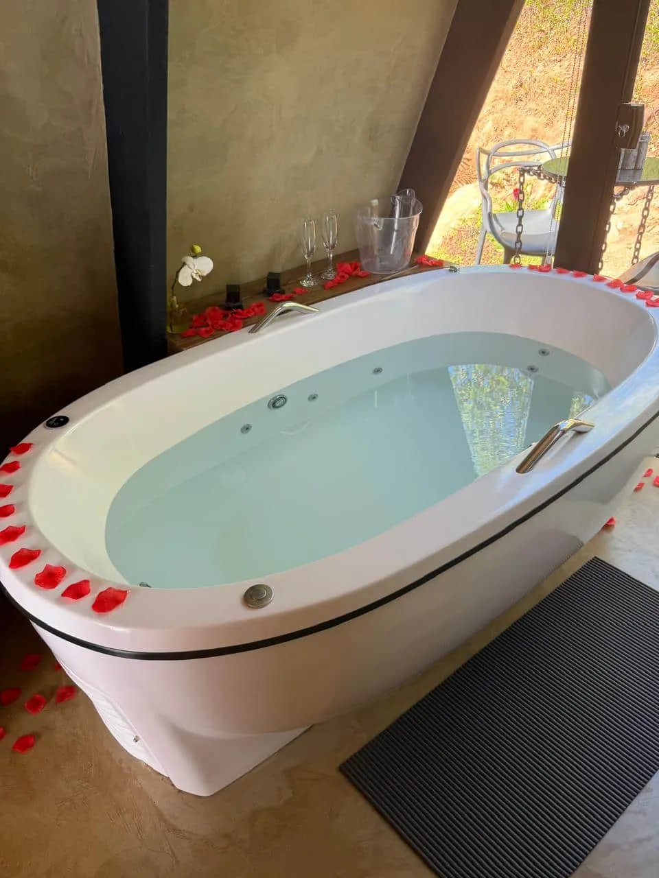 Jacuzzi interna com pétalas de rosa na borda